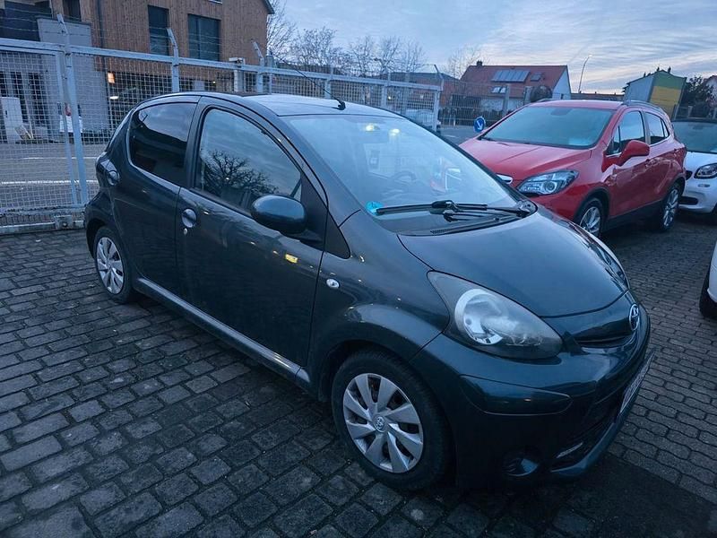 Gebraucht Toyota Aygo 68 PS (50 kW) 2012 Schwarz Kleinwagen
