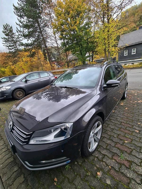 Braun Gebraucht 2011 VW Passat Kombi | 6.990 € (Teuer) - Bild 1/4
