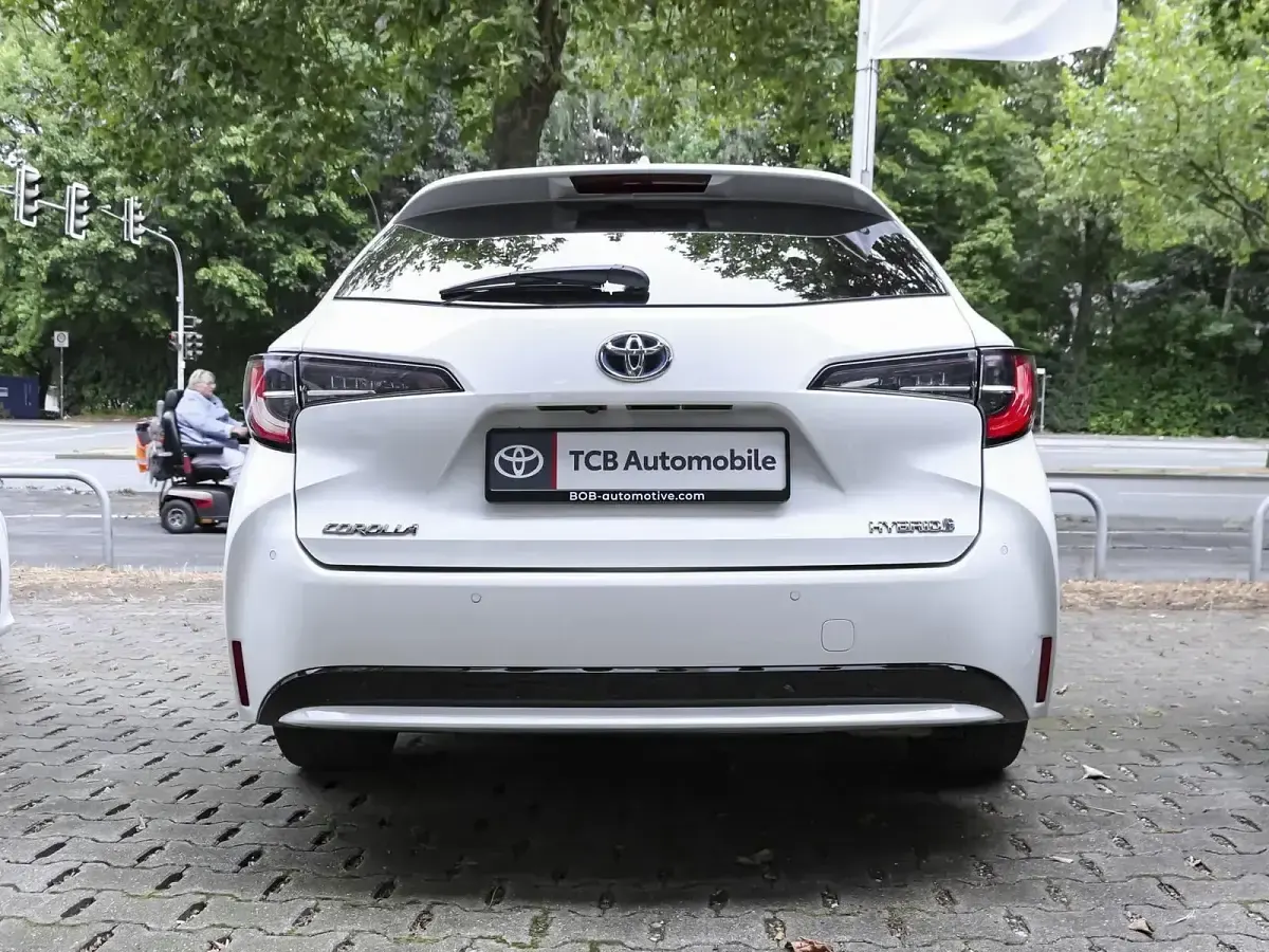 Gebraucht Toyota Corolla Team 122 PS (89 kW) 2021 Schneeweiß Kombi