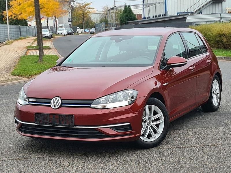 Rot Gebraucht 2019 VW Golf VII Comfortline Limousine | 14.799 € (Superpreis) - Bild 1/4