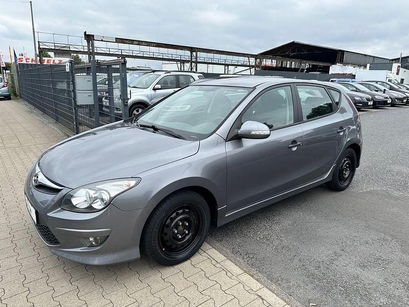 Grau Gebraucht 2012 Hyundai i30 Classic Limousine | 3.999 € (Superpreis) - Bild 1/4