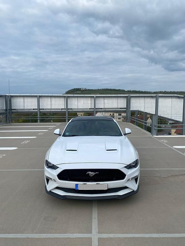 Weiß Gebraucht 2021 Ford Mustang Premium Coupé | 44.499 € (Fairer Preis) - Bild 1/4