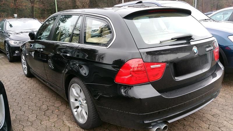 Gebraucht BMW 325 204 PS (150 kW) 2011 Schwarz Kombi