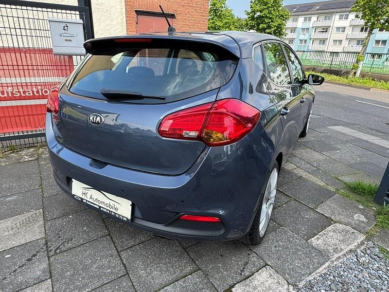 Używany Kia Ceed Spirit 135 KM (99 kW) 2013 Niebieski Hatchback