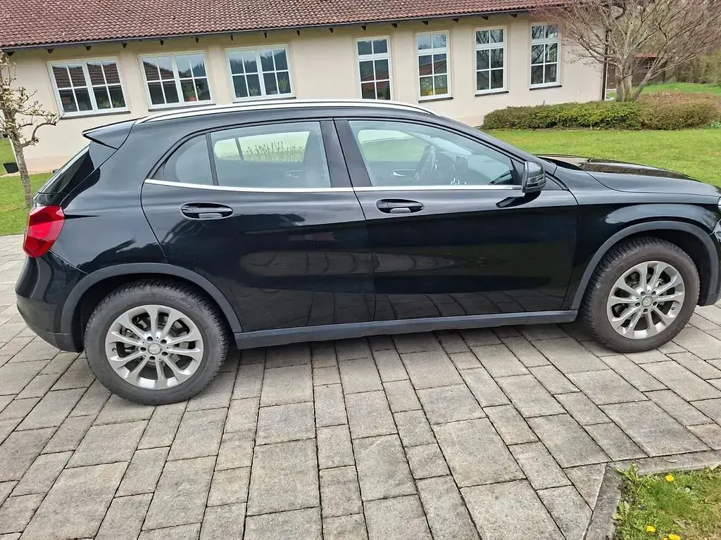 Używany Mercedes GLA180 122 KM (89 kW) 2016 Czarny SUV