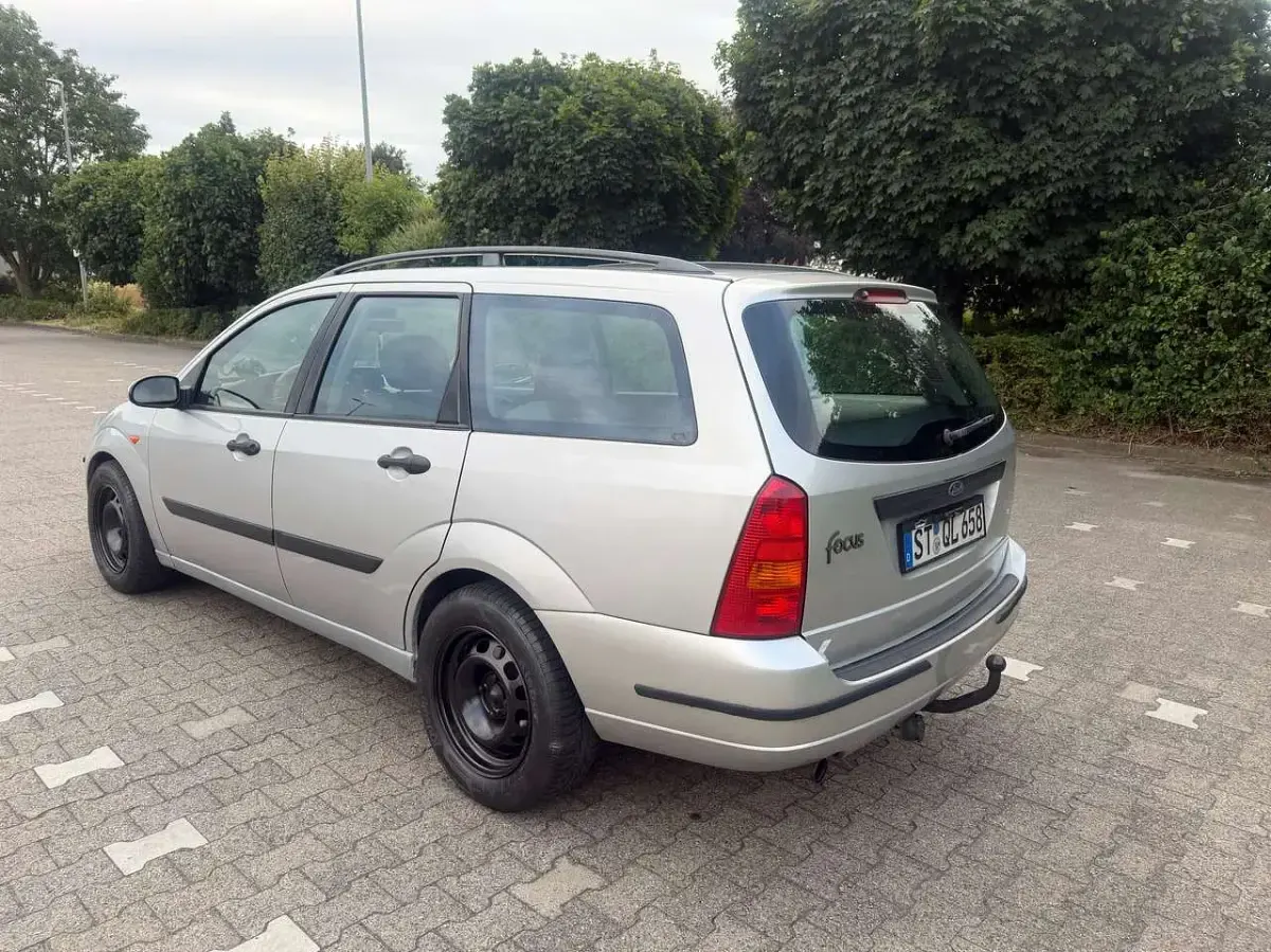Gebraucht Ford Focus Trend 116 PS (85 kW) 2000 Grau Kombi