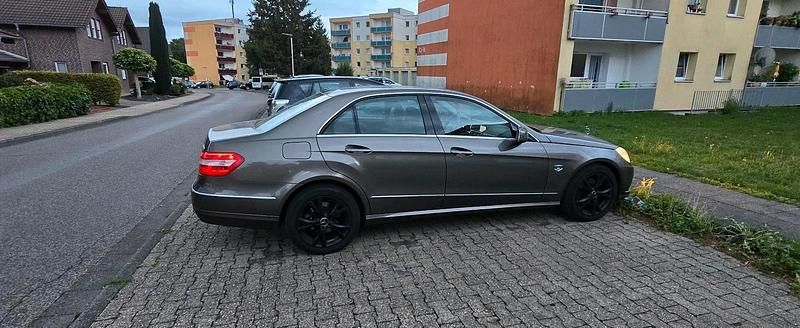 Gold Gebraucht 2009 Mercedes E350 Limousine | 6.980 € (Superpreis) - Bild 1/4