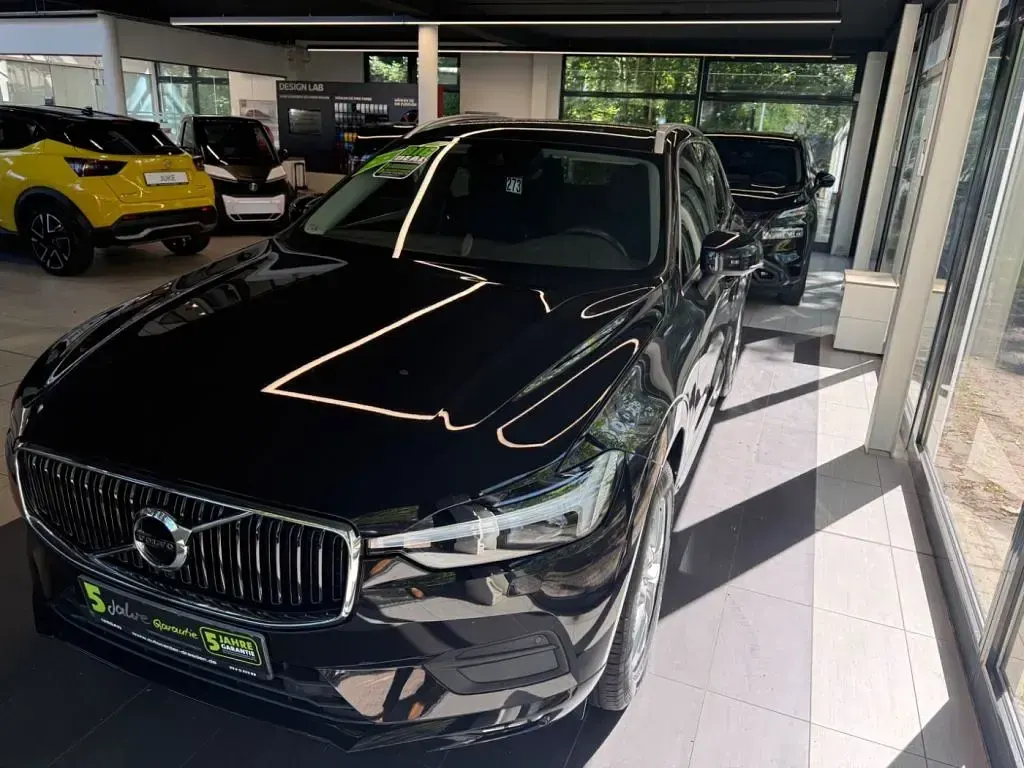 Gebraucht Volvo XC60 Momentum 197 PS (144 kW) 2020 Onyx black / (metallic) SUV