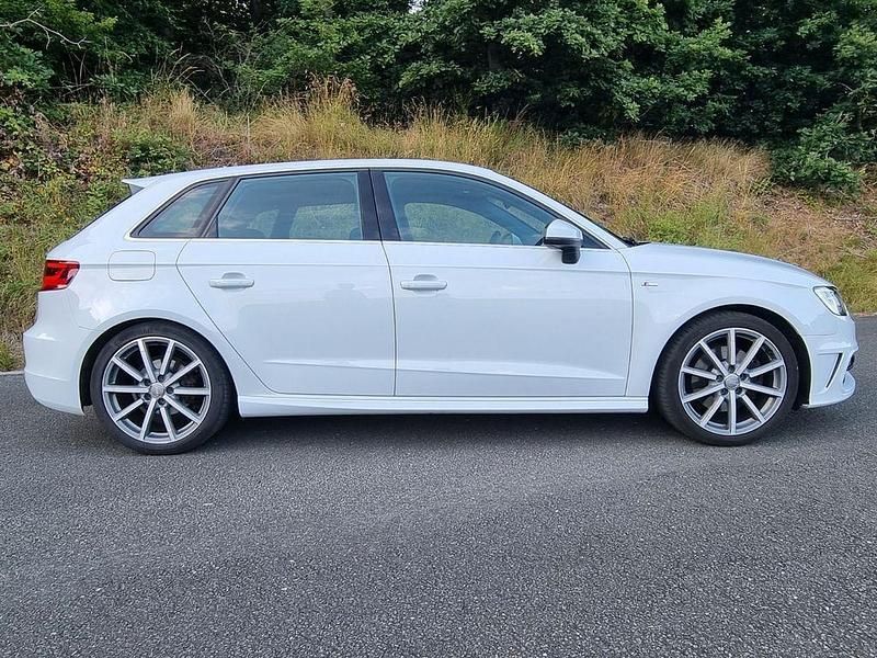 Weiß Gebraucht 2014 Audi A3 Sportback S-Line Limousine | 16.490 € (Etwas zu teuer) - Bild 1/4