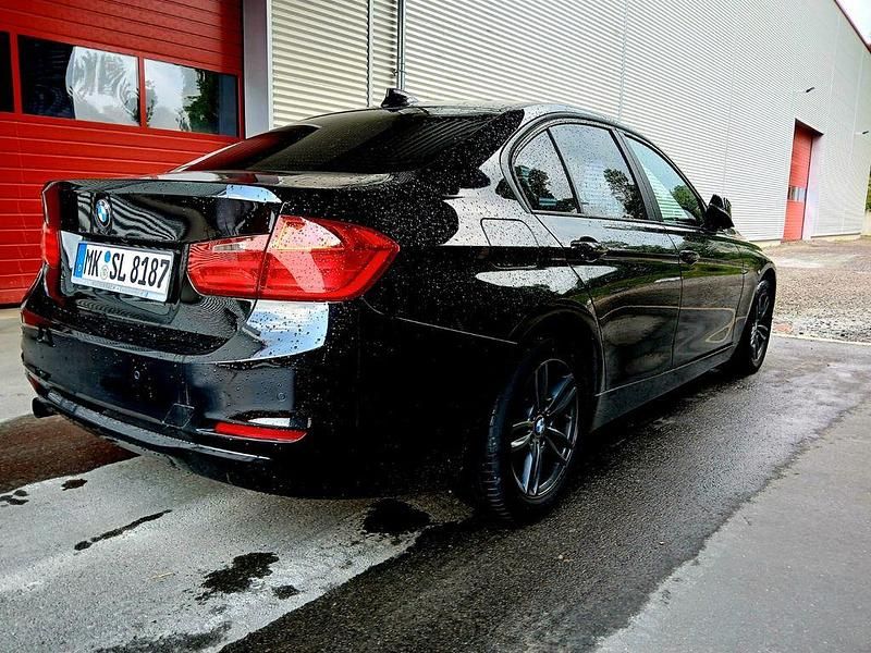 Schwarz Gebraucht 2013 BMW 316 Sport Line Limousine | 10.980 € - Bild 1/4