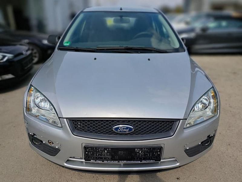 Usado Ford Focus Trend 101 CV (74 kW) 2005 Plateado Berlina