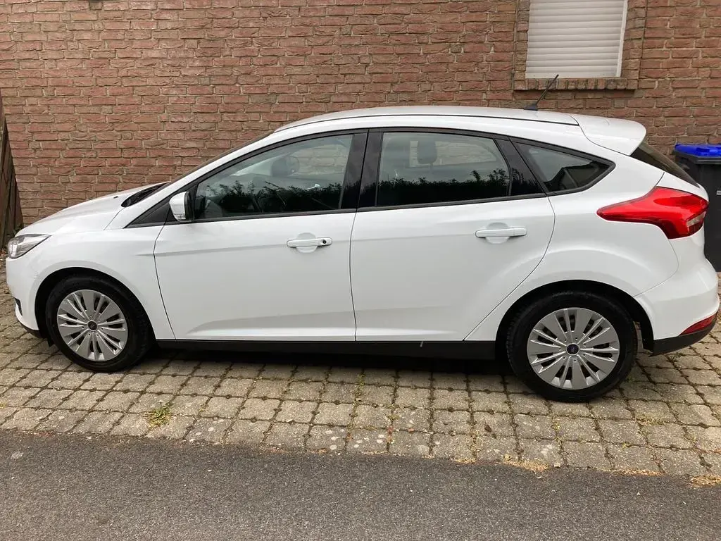 Używany Ford Focus Titanium 101 KM (74 kW) 2018 Biały Sedan/Limuzyna