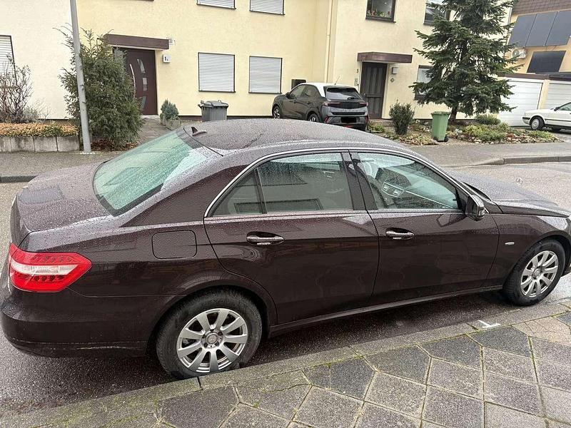 Gebraucht Mercedes E250 204 PS (150 kW) 2009 Braun Limousine