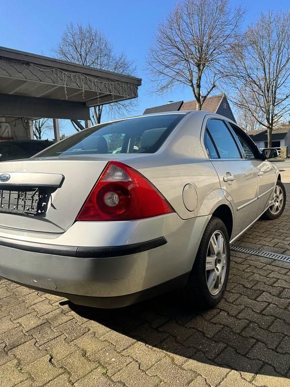 Gebraucht Ford Mondeo Ghia 110 PS (80 kW) 2003 Silber Limousine