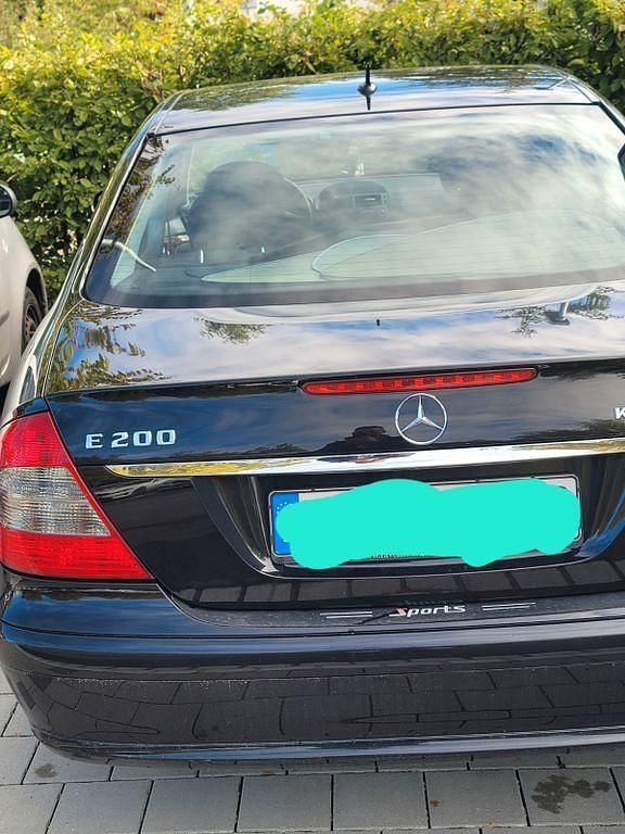 Schwarz Gebraucht 2006 Mercedes E200 Avantgarde Limousine | 5.300 € (Fairer Preis) - Bild 1/4