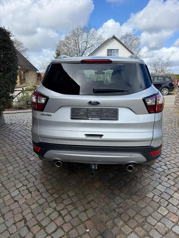 Gebraucht Ford Kuga 150 PS (110 kW) 2019 Silber SUV