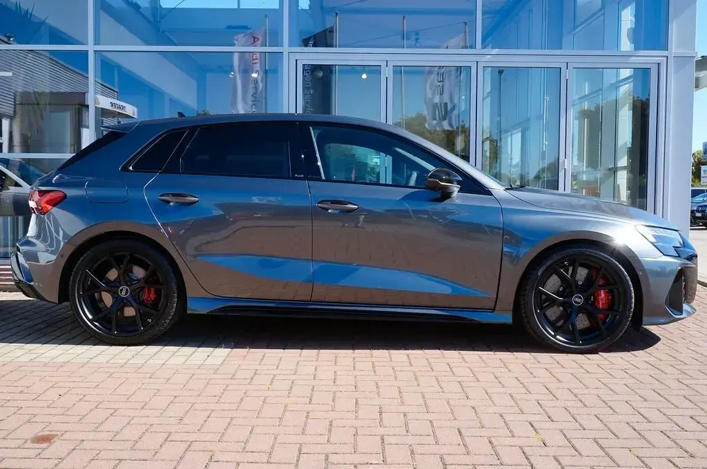 Neu Audi RS3 Sport 400 PS (294 kW) 2026 Daytonagrau perleffekt Limousine