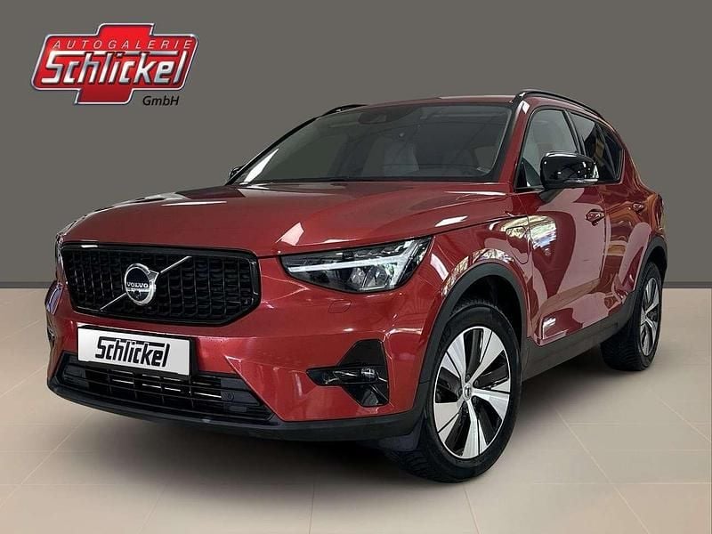 Fusion red metallic Gebraucht 2022 Volvo XC40 Plus SUV | 29.500 € (Superpreis) - Bild 1/4