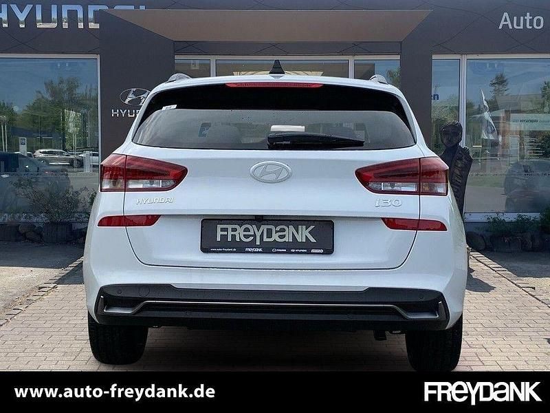Neu Hyundai i30 101 PS (74 kW) 2025 Atlas white Kombi