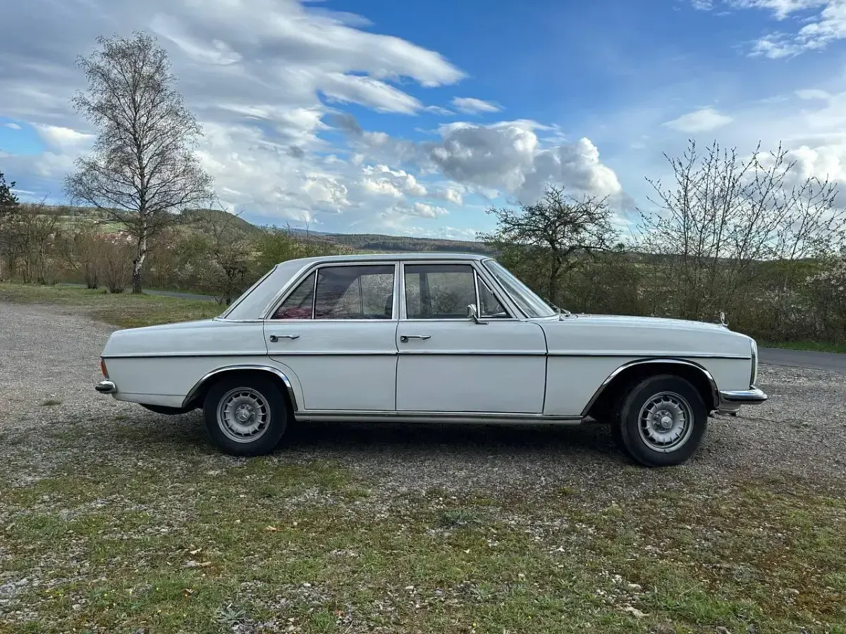 Gebraucht Mercedes W115 105 PS (77 kW) 1971 Weiß Limousine
