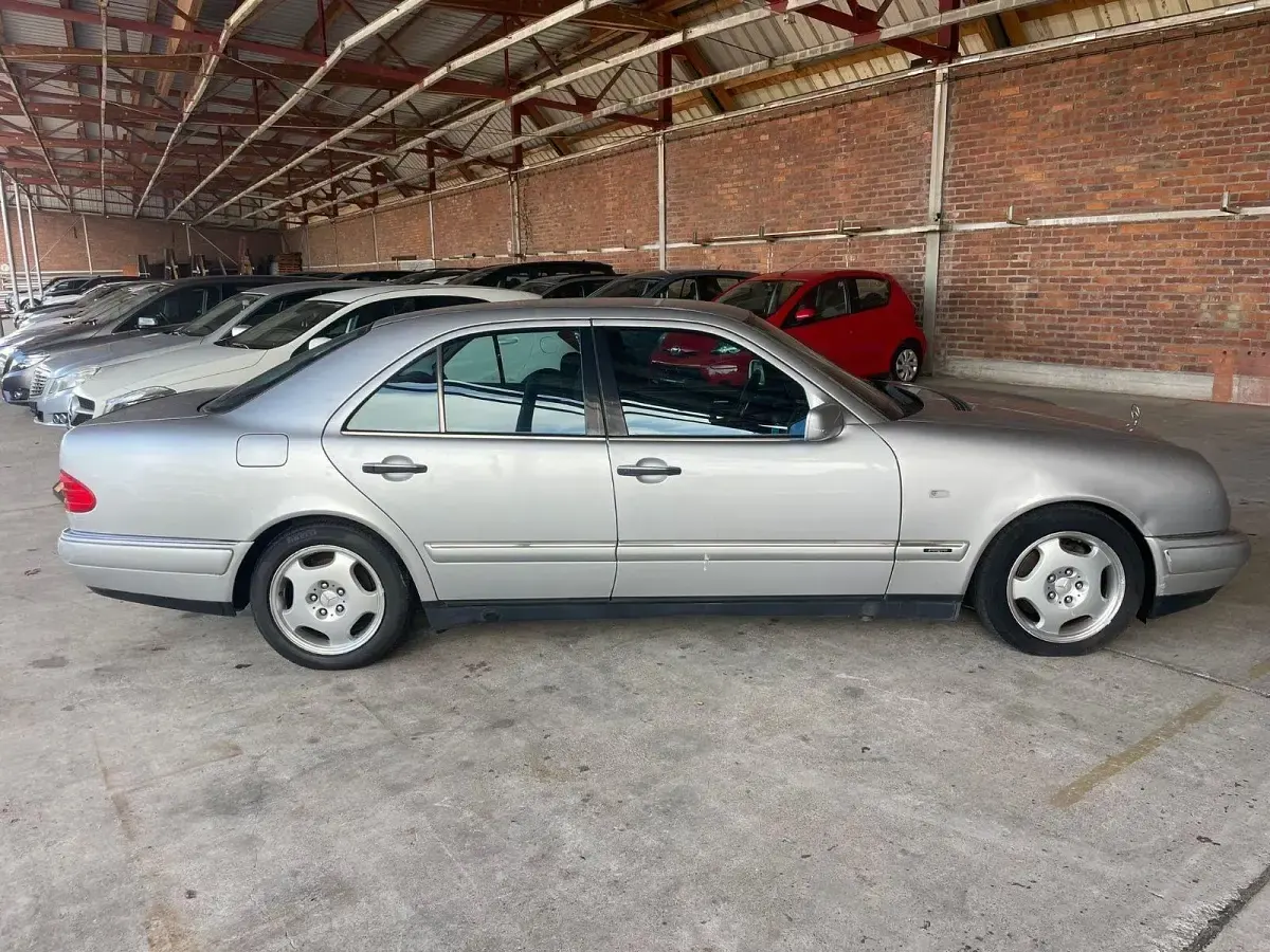 Używany Mercedes E290 Avantgarde 129 KM (94 kW) 1998 Srebrny Sedan/Limuzyna