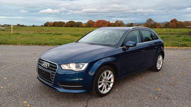 Blau Gebraucht 2014 Audi A3 Sportback Ambiente Limousine | 9.800 € (Superpreis) - Bild 1/4