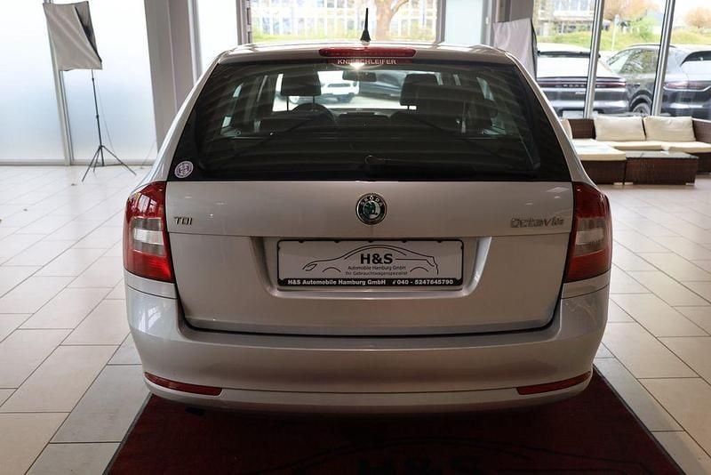 Usado Skoda Octavia Active 105 HP (77 kW) 2012 Prateado Carrinha