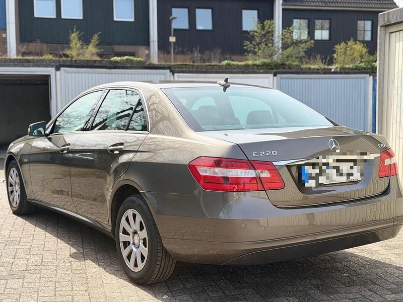 Gebraucht Mercedes E220 170 PS (125 kW) 2012 Silber Limousine