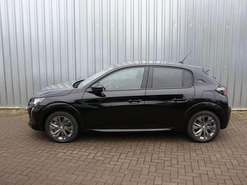 Gebraucht Peugeot e-208 Allure+ 100 kW (136 PS) 2023 Perla schwarz metallic Kleinwagen