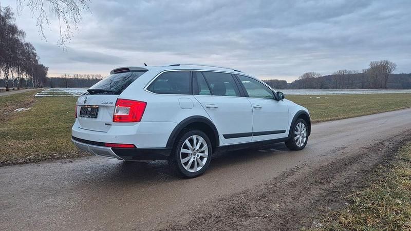 Gebraucht Skoda Octavia 179 PS (131 kW) 2016 Weiß Kleinwagen