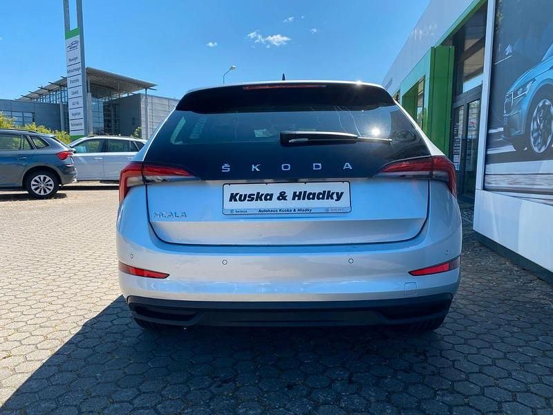 Gebraucht Skoda Scala Tour 110 PS (80 kW) 2022 Silber metallic Kleinwagen