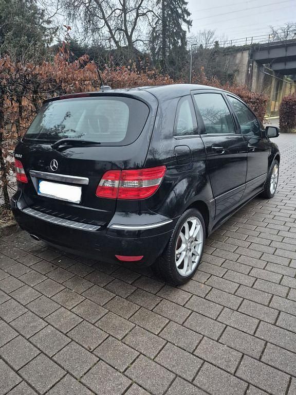 Gebraucht Mercedes B180 116 PS (85 kW) 2011 Schwarz Van / Kleinbus