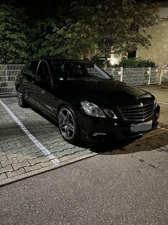 Schwarz Gebraucht 2009 Mercedes E500 Avantgarde Limousine | 14.500 € (Guter Preis) - Bild 1/4