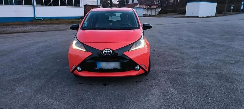Gebraucht Toyota Aygo 70 PS (51 kW) 2014 Orange Kleinwagen