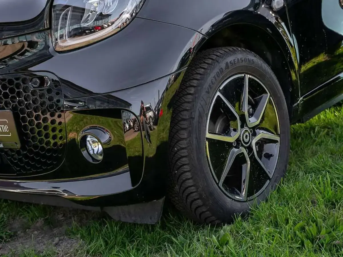 Gebraucht Smart ForTwo Coupé Exclusive 60 kW (82 PS) 2023 Schwarz Kleinwagen