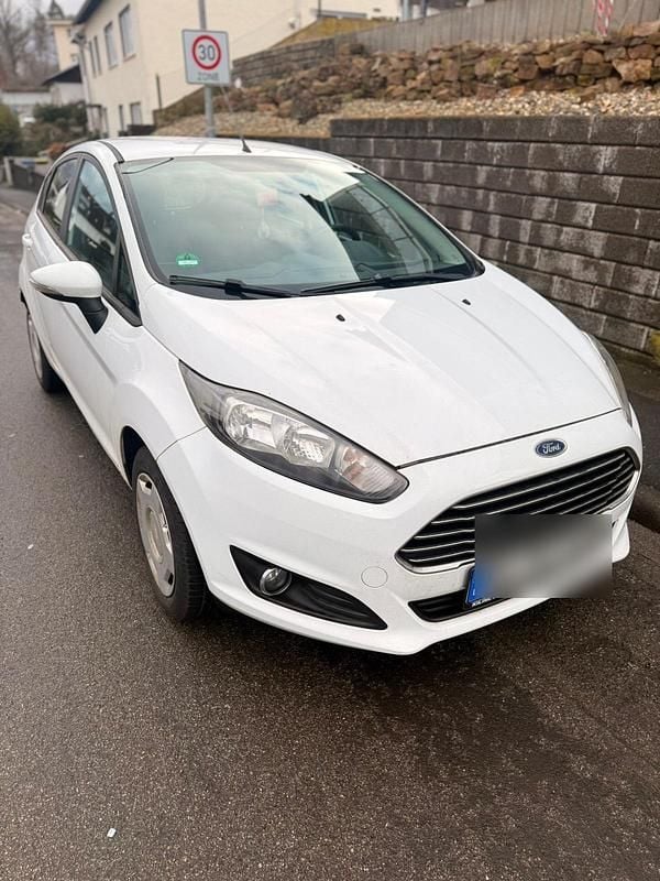 Gebraucht Ford Fiesta 82 PS (60 kW) 2015 Weiß Kleinwagen
