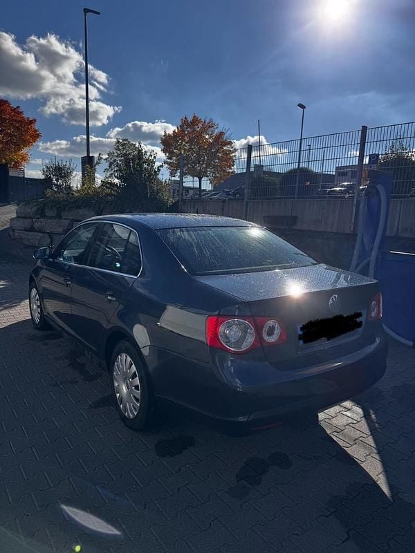 Gebraucht VW Jetta 140 PS (102 kW) 2010 Blau Limousine