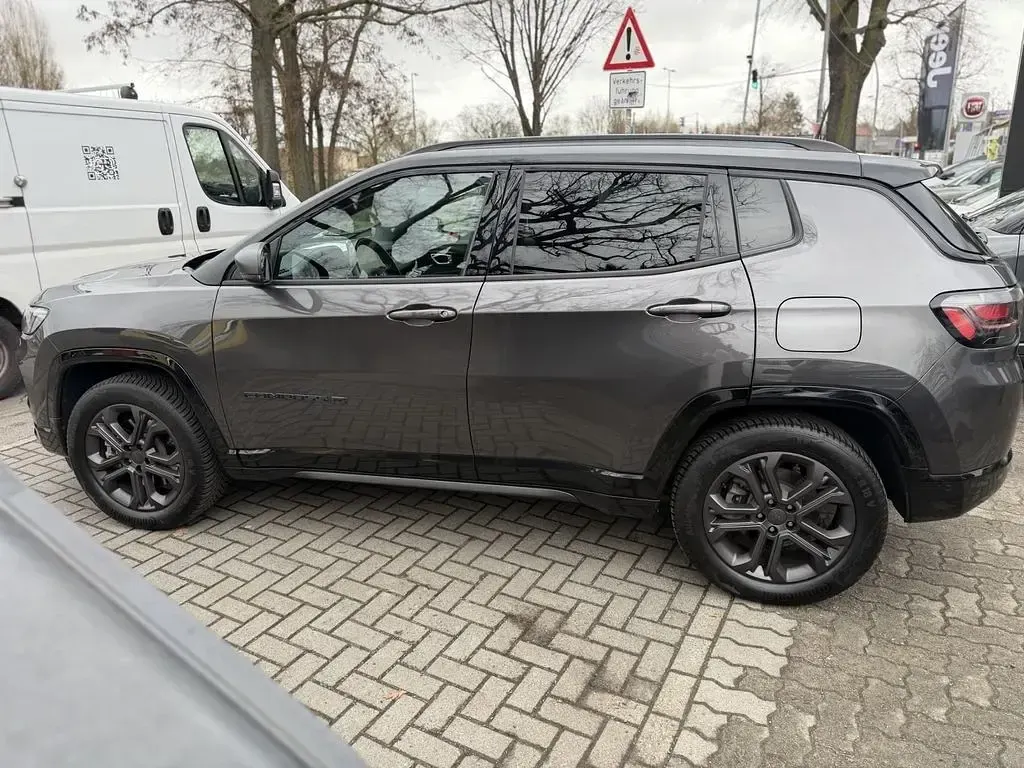 Usado Jeep Compass 180 HP (132 kW) 2022 Cinzento SUV