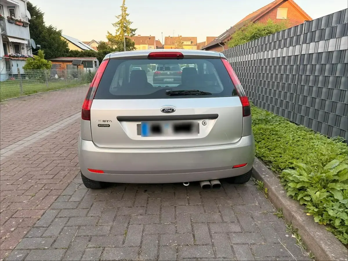 Gebraucht Ford Fiesta 69 PS (50 kW) 2005 Silber Kleinwagen