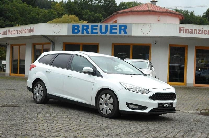 Weiß Gebraucht 2015 Ford Focus Limousine | 6.480 € (Fairer Preis) - Bild 1/4