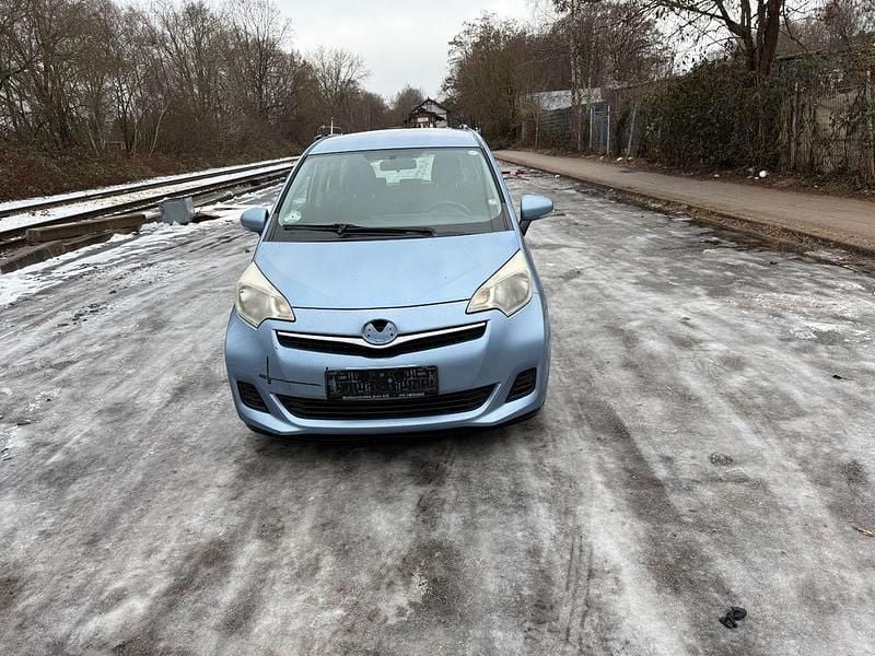 Gebraucht Toyota Verso-S 99 PS (72 kW) 2011 Blau Van / Kleinbus