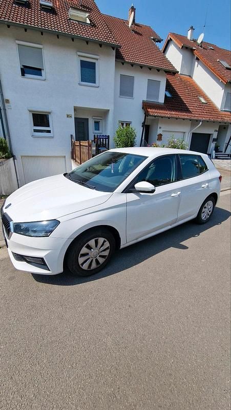 Weiß Gebraucht 2022 Skoda Fabia Kleinwagen | 12.500 € (Guter Preis) - Bild 1/4