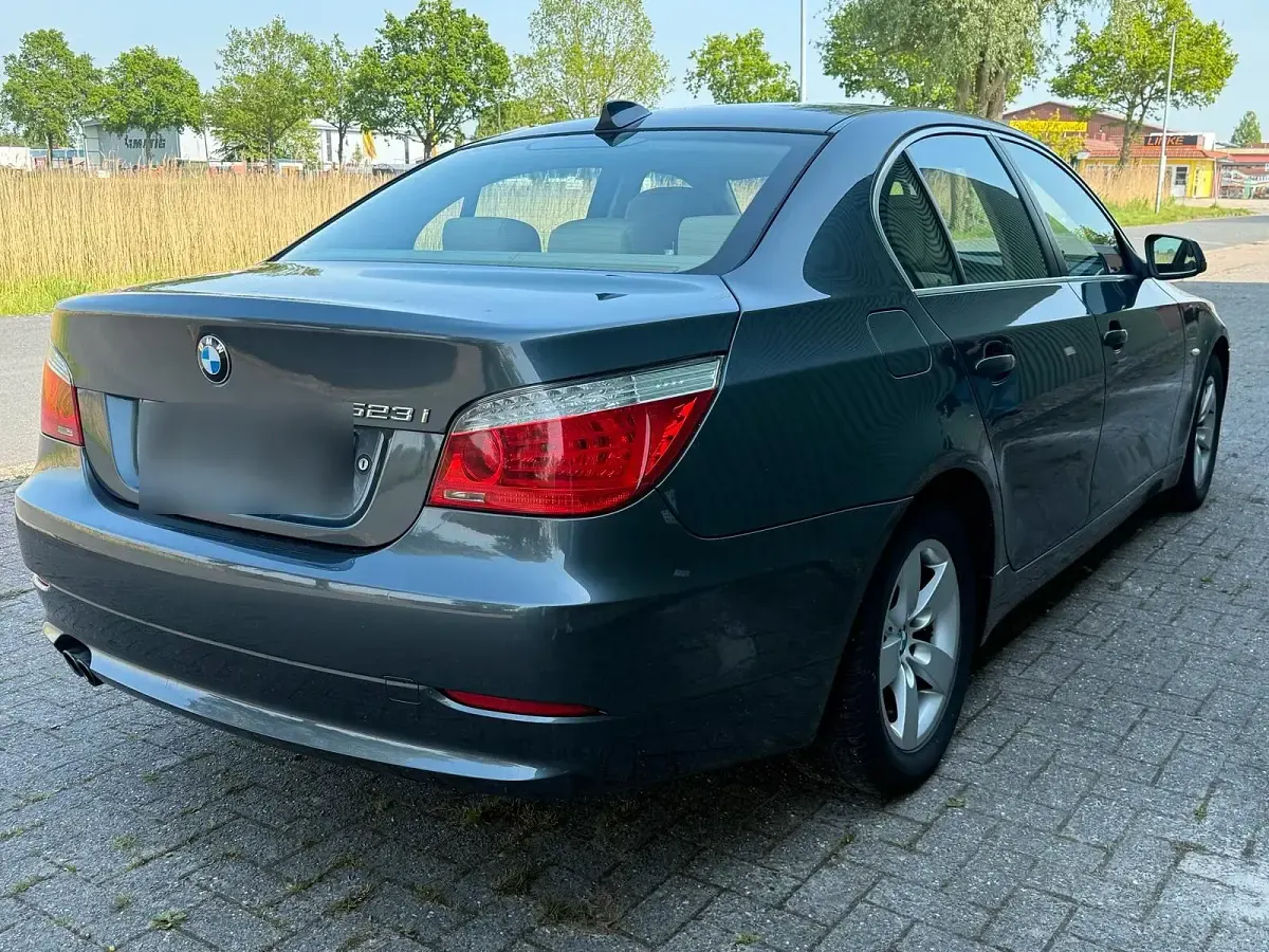 Gebraucht BMW 523 190 PS (139 kW) 2009 Grau Limousine