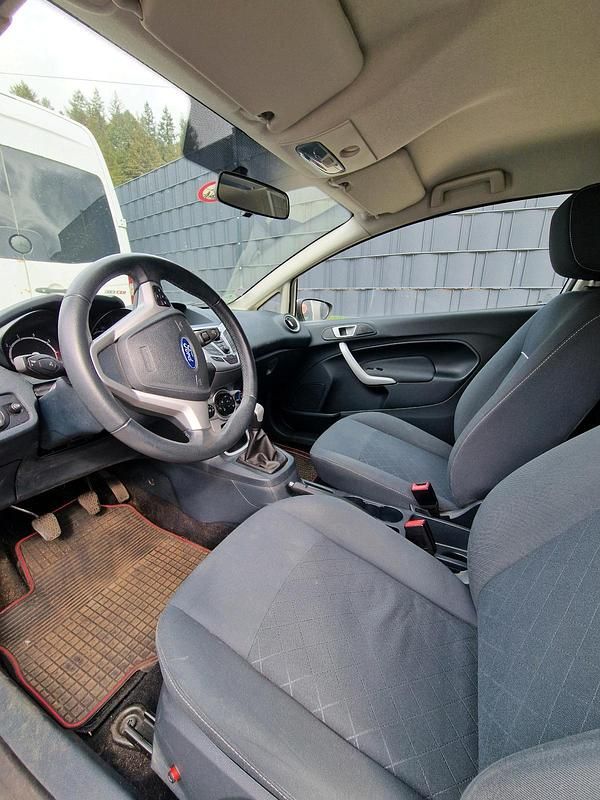 Gebraucht Ford Fiesta 82 PS (60 kW) 2012 Silber Kleinwagen