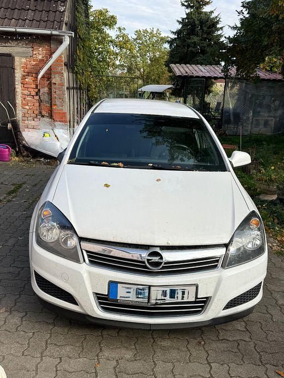 Weiß Gebraucht 2010 Opel Astra Edition Limousine | 2.000 € (Guter Preis) - Bild 1/4