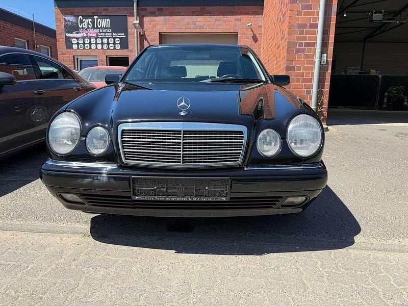 Gebraucht Mercedes E220 125 PS (91 kW) 1999 Schwarz Limousine