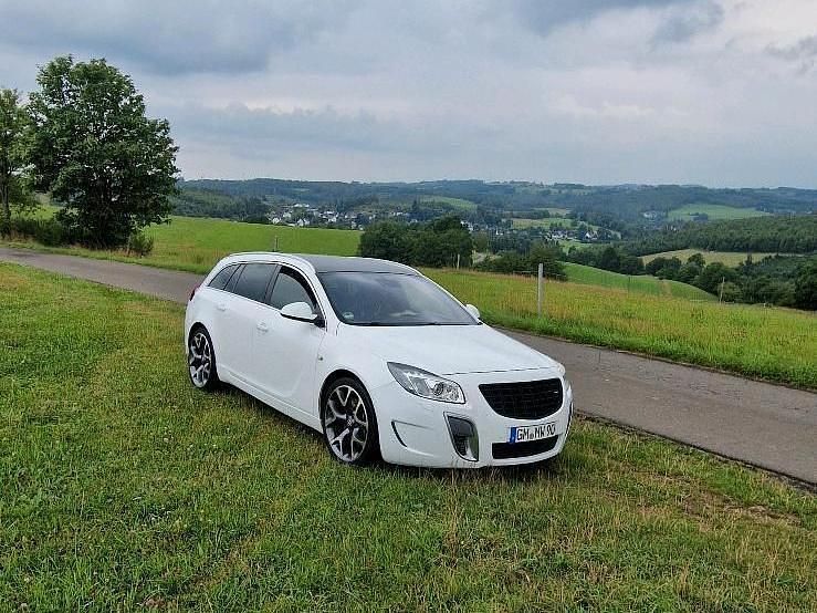 Weiß Gebraucht 2011 Opel Insignia OPC Kombi | 6.500 € (Fairer Preis) - Bild 1/4