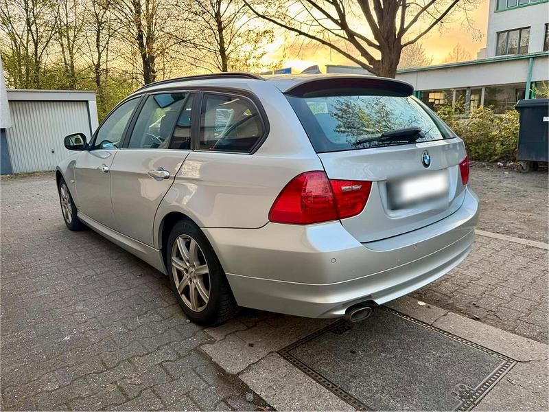 Gebraucht BMW 320 184 PS (135 kW) 2011 Silber Kombi