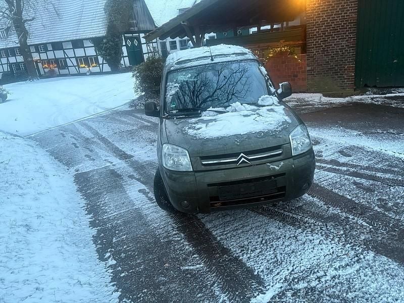 Grün Gebraucht 2009 Citroën Berlingo Van / Kleinbus | 2.650 € (Superpreis) - Bild 1/4