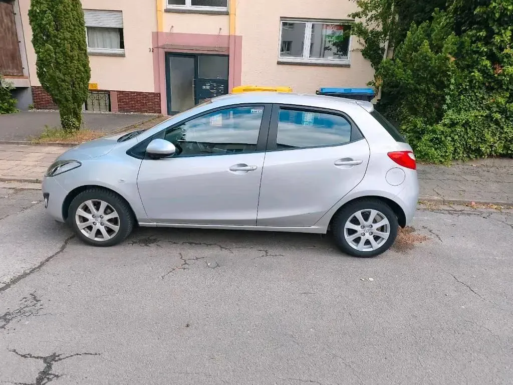 Gebraucht Mazda 2 Center-Line 75 PS (55 kW) 2012 Silber Kleinwagen